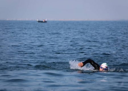 جانبازان و معلولان قهرمان کشور فاصله کنارک تا چابهار را شنا کردند