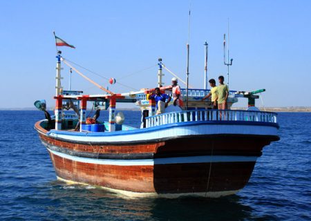 نجات ۵ سرنشین قایق صیادی در آب های دریای عمان