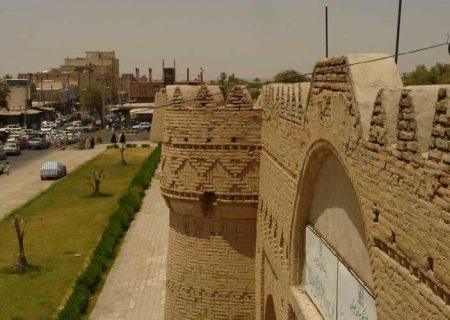 قلعه ناصری ایرانشهر با رعایت پروتکل‌های بهداشتی میزبان گردشگران است