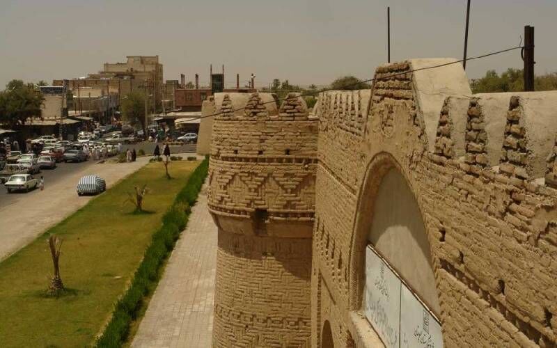 قلعه ناصری ایرانشهر با رعایت پروتکل‌های بهداشتی میزبان گردشگران است