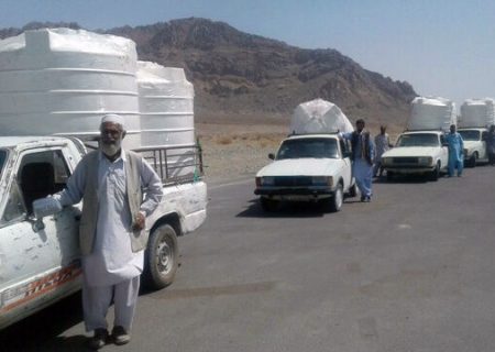 خیران ۶۱ تانکر آب به مردم سیستان و بلوچستان اهدا کردند