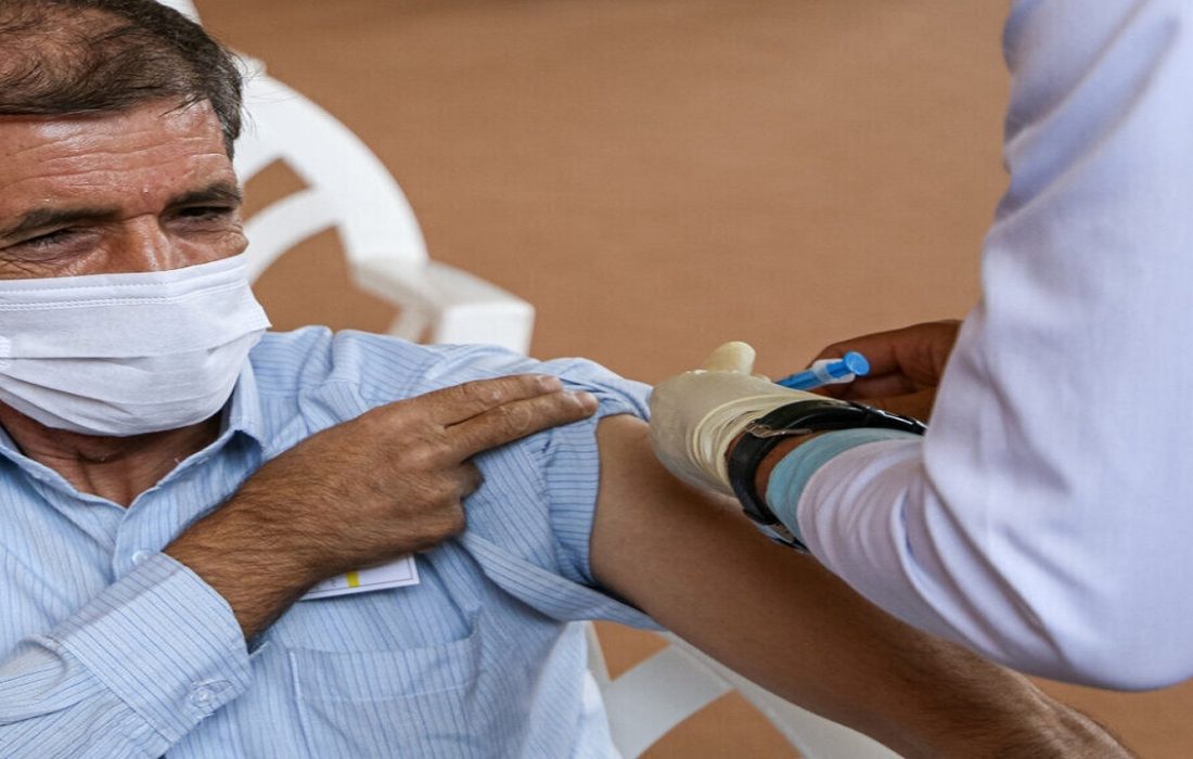 دریافت دُز سوم واکسن کرونا برای ۴۰ سال به بالا در ایرانشهر آغاز شد