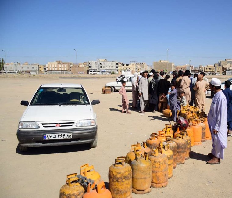 چرا برای مردم سیستان و بلوچستان گازمایع و سوخت نایاب است ولی ماهیانه هزاران تانکر گاز از مرزهای استان به پاکستان صادرات می شود