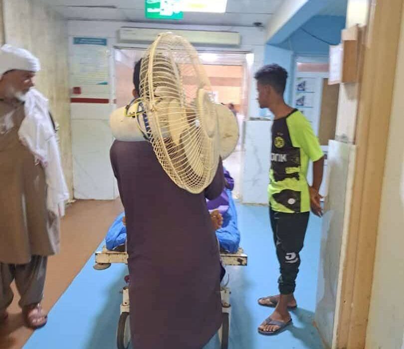 استفاده بیماران از پنکه برای نجات از گرمای ۴۰ درجه ای در بیمارستان چابهار/ سیستم سرمایش تا ۱۰ روز بعد راه اندازی می شود
