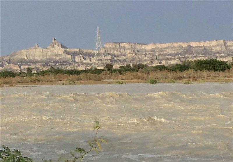بر اثر طغیان رودخانه کاجو راه ارتباطی ۳۳ روستا به مرکز شهرستان مسدود شده است