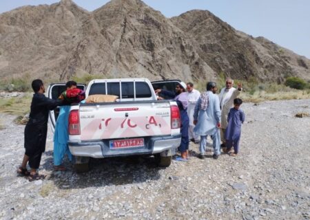 بیمار دیالیزی اورژانسی از روستای گرداک محصور در سیل کاجو به مراکز درمانی شهرستان انتقال داده شد
