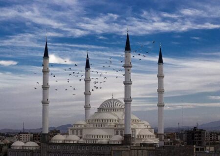 مسجد مکی زاهدان بعنوان یکی از بزرگ‌ ترین مساجد جهان اسلام و مشهورترین مسجد اهل سنت می باشد