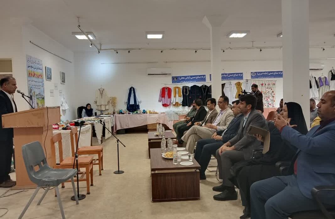 نمایشگاه لباس سنتی و صنایع‌ دستی پاچین و چل تریز در زابل برگزار شد