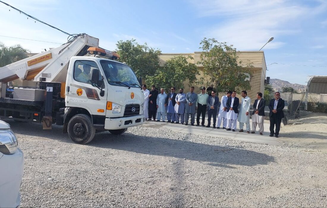 مانور جهادی نصب و اصلاح ۷۰۰ دستگاه کلاهک روشنایی معابر در شهرستان راسک 